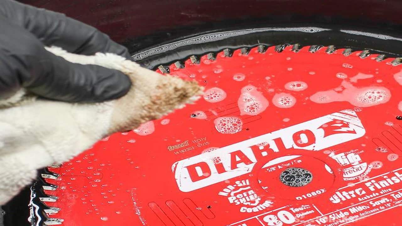 Learn how to clean saw blades with three easy steps
