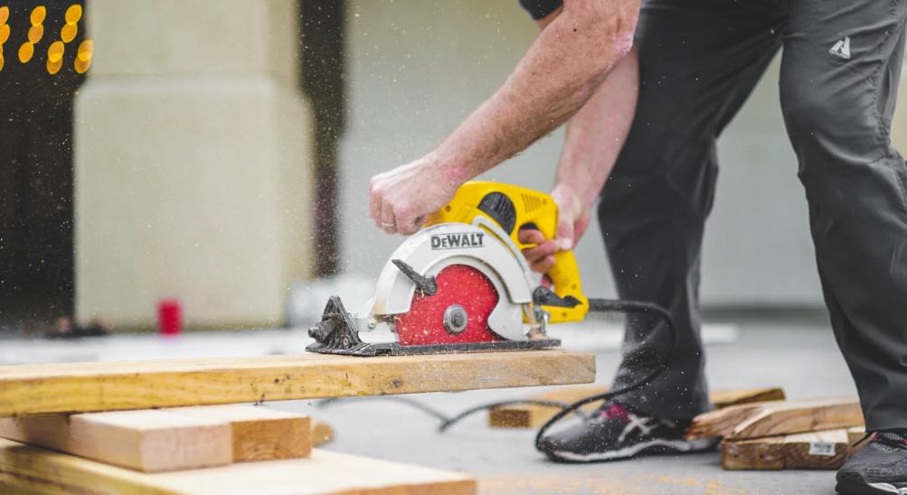 If you need a portable saw then circular saws are the best. They are easy to carry around and easy to work with. They are known for accurate and straight cuts. They are not very good with thick wood.