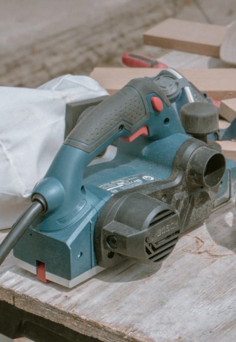 When choosing a straight line sander you have to keep a few things in your mind. You need a straight sander that comes with a dual-piston design, that has a speed of 3000 SPM, and that is durable. If you want to find a sander that ticks all these boxes then check our best straight sanders list.