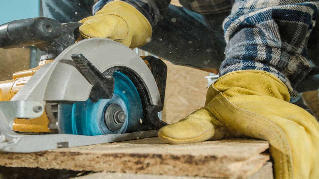 Cutting narrow boards using your circular saw can be tricky. Some of these narrow boards can be very thin so it's hard to make a clean cut. To make a better cut it's recommended to mark a line before cutting.