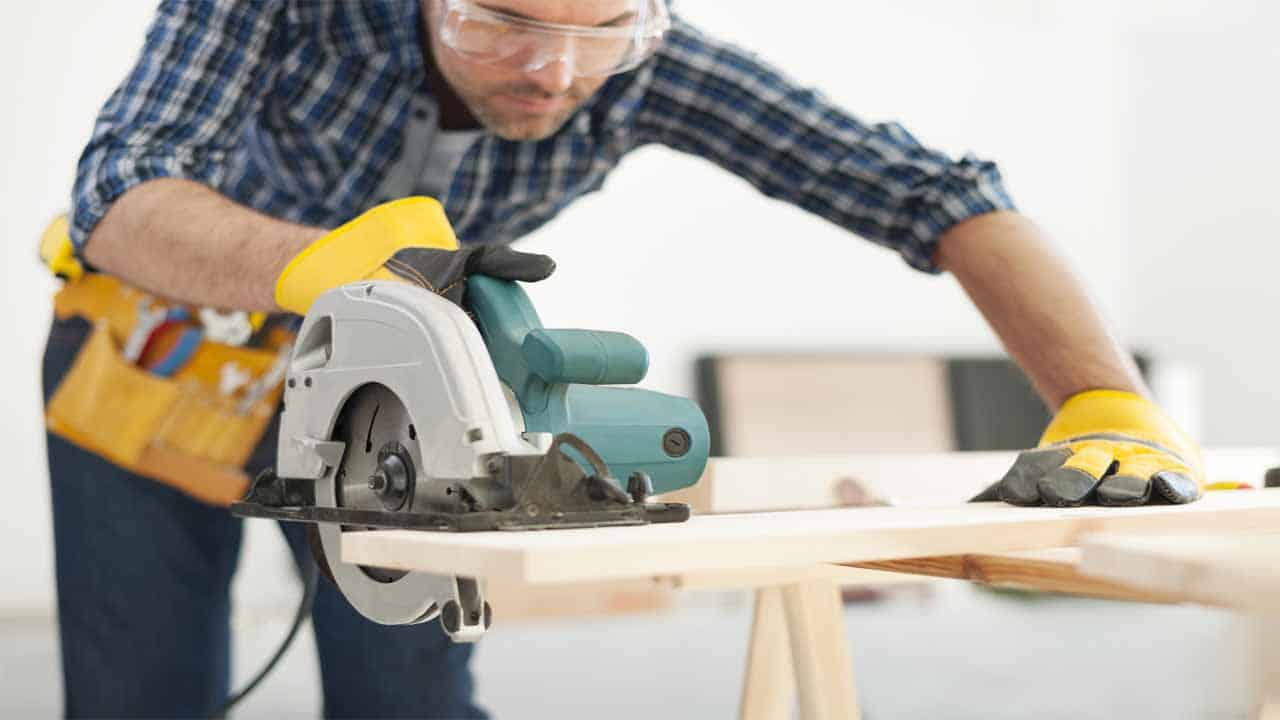 Before making curved cuts with a circular saw you need to set-up the blade. Setting-up the blade is an important step that determines the quality of the cut and the angle of the cut. Your circular saw should have a tilt level, if it doesn't then you have to invest in a new circular saw.