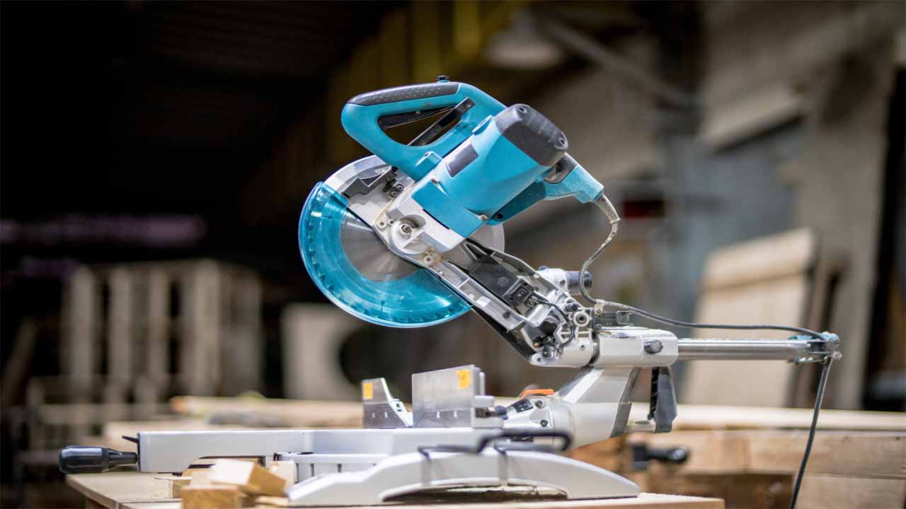 The best compound miter saws are the ones that will give you the best cutting results. Compound miter saws are very used among different woodworkers, they are easy to use and deliver a clean cut. 